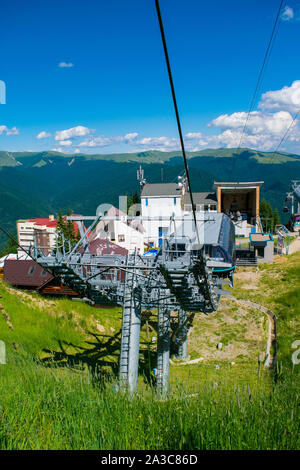 Sinaia, Prahova, Rumänien - 29. Juni 2019: Blick auf die Seilbahn Gondel Säulen Installation in Sinaia 1400 m Höhe, Valea Prahovei, Rumänien. Stockfoto