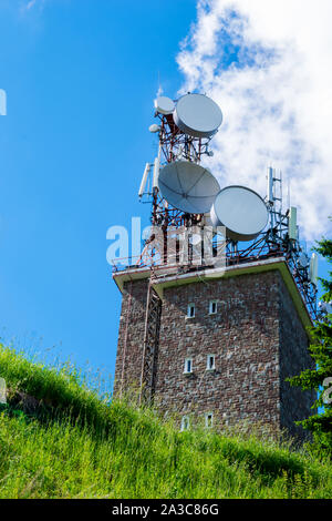 Grosse drahtlose Kommunikation Antennen auf Versorgungsgebäude montiert Stockfoto