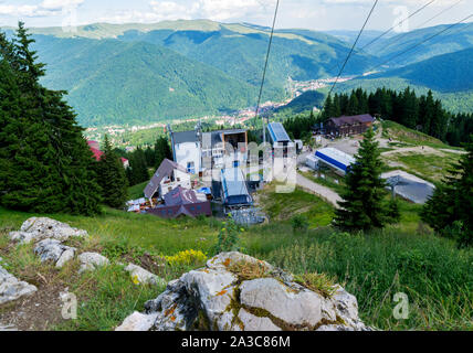 Sinaia, Prahova, Rumänien - 29. Juni 2019: Blick auf die Seilbahn Gondel Basisstation in Sinaia auf 1400 m Höhe Stockfoto