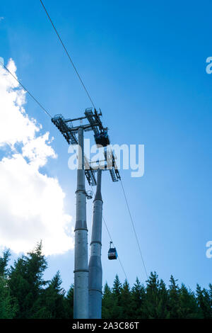 Sinaia, Prahova, Rumänien - 29. Juni 2019: Blick auf den grossen Stahl Säulen der Auto Gondel in Sinaia, Valea Prahovei. Stockfoto