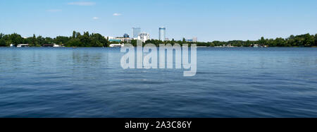 Bukarest, Herastru See, Rumänien - Juli 07, 2019: Panoramablick auf den Herastrau in Bukarest, Rumänien. Stockfoto