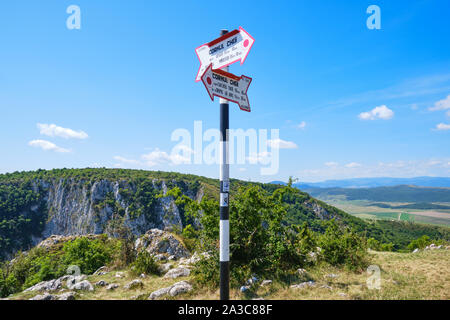 Werk Turda, Rumänien - 10. August 2019: Wanderweg Markierung in Werk Turda Schlucht (Cheile Turzii) am Ende einer Klettersteig Route, an einem hellen, sonnigen Tag Sommer Stockfoto