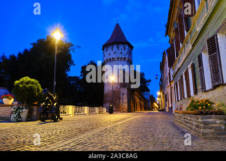 Cetatii Straße und Zimmerleute Turm (Turnul Dulgherilor), Sibiu, an der blauen Stunde vor Sonnenaufgang. Diese Brick-and-Stein Turm wurde im 14 ce gebaut Stockfoto