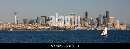 Panoramablick Web Banner der Yachtcharter Segelboot Segelboot Segeln vor der Seattle Skyline der Stadt im goldenen Abendlicht von Puget Sound, Wshingto genommen Stockfoto