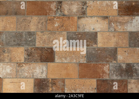 Erde - Farbe braun beige Bodenfliesen in Backstein Muster bilden eine warme Oberfläche. Stockfoto