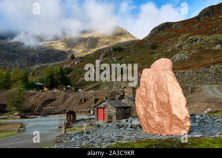 Kupfer gemalten Rock, Teil der Kupfer in unseren Adern Art Trail in die coppermines Tal, Coniston, Lake District, Cumbria Stockfoto