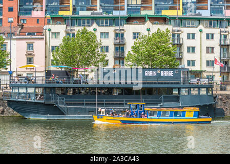 Gesehen entlang der Hafenpromenade in Bristol UK. Korn Barge ist ein schwimmendes Pub, einer der Wächter Papiere Top 50 mit den bunten Häusern von Clifton Holz. Stockfoto