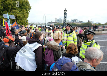 Westminster, London, UK - Montag, 7. Oktober 2019 - vom Aussterben Rebellion XR Klima Demonstranten und Polizei Block den nördlichen Eingang der Lambeth Brücke in Westminster - Foto Steven Mai/Alamy leben Nachrichten Stockfoto