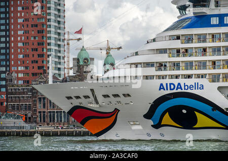 Rotterdam, Niederlande, 13. August 2019: Close-up cruiseship Aida Bella, nähert sich dem Kai an Wilhelmina Pier in der Nähe von Hotel New York Stockfoto