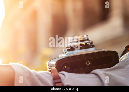 Nahaufnahme Detail vintage Kamera am Kolosseum in Rom, Italien bei Sonnenaufgang. Stockfoto