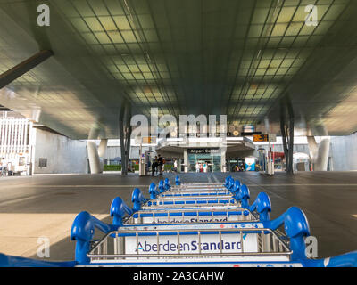 Zürich, Schweiz - 22. Juli 2018: gepäckwagen vor dem Flughafengebäude Stockfoto