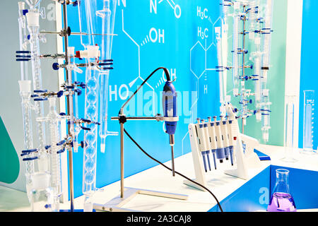 Chemische Kolben und Geräte im Labor Stockfoto