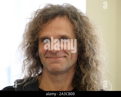 Köln, Deutschland. 07 Okt, 2019. Hanz Thodam, Bassist und Bandmitglied der Bläck Fööss. Die Bläck Fööss ihr 50-jähriges Jubiläum im nächsten Jahr feiern. Credit: Oliver Berg/dpa/Alamy leben Nachrichten Stockfoto