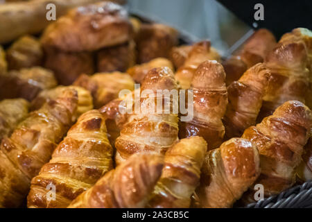 Auswahl an frisch gebackenen Croissants zum Verkauf am Counter der französischen Bäckerei Stockfoto