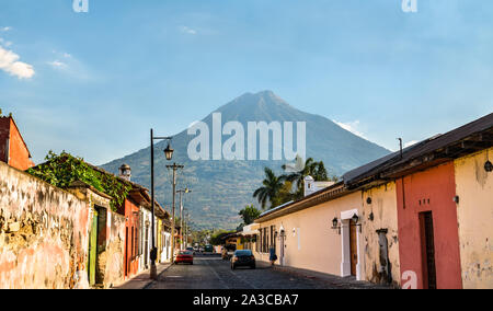 Volcan de Agua ab Antigua Guatemala gesehen Stockfoto