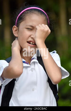 Jugendliche Minderheit Mädchen Schüler unter Stress mit Notebooks Stockfoto