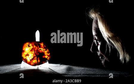 Ein Blick auf die Kreidezeit Tetrapod, Teil einer Sammlung von versteinerten "Jurassic Park - Stil 'Amber mit erhaltenen flying Dinosaurierskelette, die gesetzt sind für sechsstellige Summen an Sommern Auktionen in Billingshurst, West Sussex, am 19. November zu verkaufen. Stockfoto