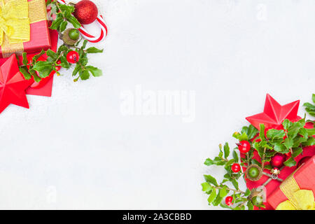 Weihnachten Hintergrund mit Stechpalme Beeren und Dekorationen Ecke Stockfoto