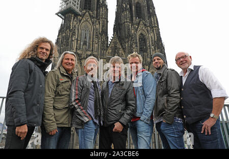Köln, Deutschland. 07 Okt, 2019. Die Bläck Fööss-Hanz Thodam (L-R), Andreas Wegener, Ernst Stoklosa, Günther Lückerath, Mirko Bäumer, Ralf Gusovius und Pit Hupperten stehen vor der Kathedrale. Die Bläck Fööss ihr 50-jähriges Jubiläum im nächsten Jahr feiern. Credit: Oliver Berg/dpa/Alamy leben Nachrichten Stockfoto