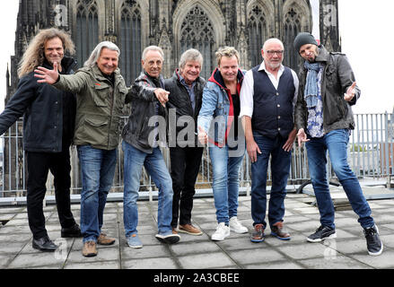 Köln, Deutschland. 07 Okt, 2019. Die Bläck Fööss-Hanz Thodam (L-R), Andreas Wegener, Ernst Stoklosa, Günther Lückerath, Mirko Bäumer, Ralf Gusovius und Pit Hupperten stehen vor der Kathedrale. Die Bläck Fööss ihr 50-jähriges Jubiläum im nächsten Jahr feiern. Credit: Oliver Berg/dpa/Alamy leben Nachrichten Stockfoto