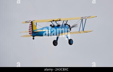 Langweilig Stearman PT-13 B Modell 75/Kaydet Airborne in der Schlacht von Großbritannien Airshow am IWM Duxford am 22. September 2019 Stockfoto