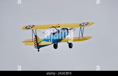 Langweilig Stearman PT-13 B Modell 75/Kaydet Airborne in der Schlacht von Großbritannien Airshow am IWM Duxford am 22. September 2019 Stockfoto