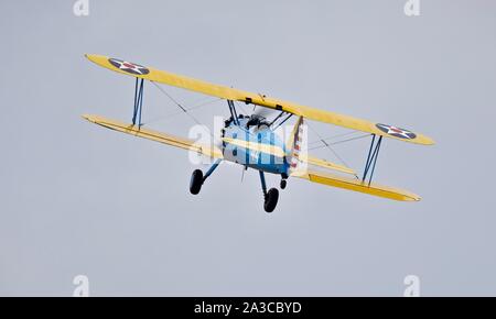 Langweilig Stearman PT-13 B Modell 75/Kaydet Airborne in der Schlacht von Großbritannien Airshow am IWM Duxford am 22. September 2019 Stockfoto