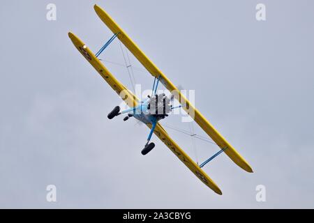 Langweilig Stearman PT-13 B Modell 75/Kaydet Airborne in der Schlacht von Großbritannien Airshow am IWM Duxford am 22. September 2019 Stockfoto