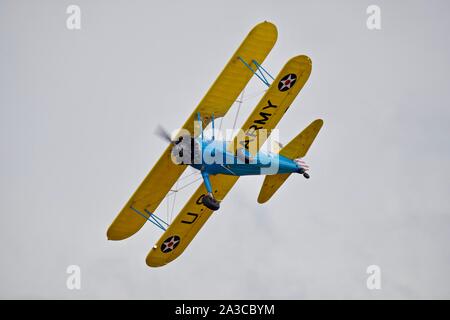 Langweilig Stearman PT-13 B Modell 75/Kaydet Airborne in der Schlacht von Großbritannien Airshow am IWM Duxford am 22. September 2019 Stockfoto