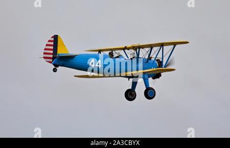 Langweilig Stearman PT-13 B Modell 75/Kaydet Airborne in der Schlacht von Großbritannien Airshow am IWM Duxford am 22. September 2019 Stockfoto