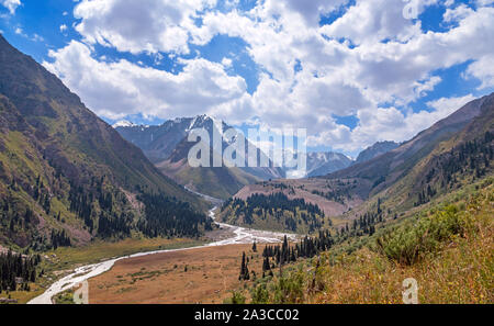 Panoramablick auf die schöne Links Talgar Berg Tal mit Fluss, Felsen und Wald im Tian Shan Gebirge in der Nähe von Almaty Stadt; beste Platz für activ Stockfoto