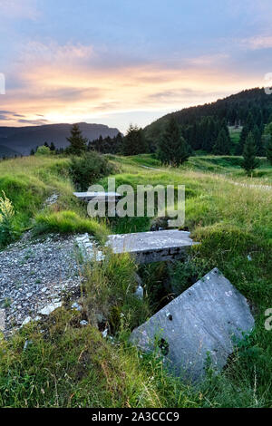 Spuren der Artillerie Positionen des Großen Krieges in der Einfassung Rasta. Asiago, der Provinz Vicenza, Venetien, Italien, Europa. Stockfoto