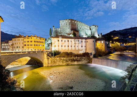 Das Schloss von Rovereto auf einem Vollmond Nacht. Rovereto, Trient Provinz Trentino Alto-Adige, Italien, Europa. Stockfoto