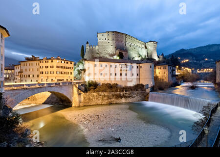 Das Schloss von Rovereto und die leno Fluss am Abend. Rovereto, Trient Provinz Trentino Alto-Adige, Italien, Europa. Stockfoto