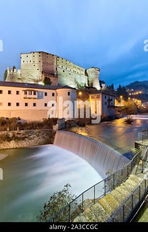 Das Schloss von Rovereto und die leno Fluss am Abend. Rovereto, Trient Provinz Trentino Alto-Adige, Italien, Europa. Stockfoto