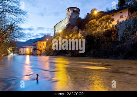 Das Schloss von Rovereto und die leno Fluss am Abend. Rovereto, Trient Provinz Trentino Alto-Adige, Italien, Europa. Stockfoto