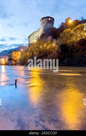 Das Schloss von Rovereto und die leno Fluss am Abend. Rovereto, Trient Provinz Trentino Alto-Adige, Italien, Europa. Stockfoto