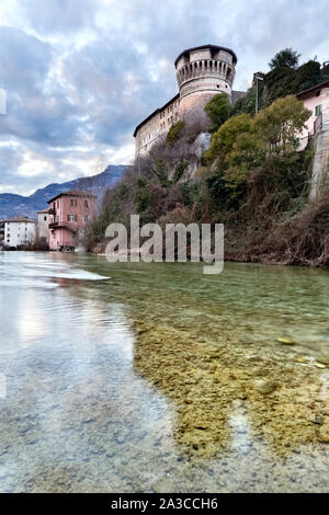 Das Schloss von Rovereto und die leno Fluss am Abend. Rovereto, Trient Provinz Trentino Alto-Adige, Italien, Europa. Stockfoto