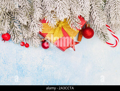 Weihnachten Hintergrund mit grünen Xmas Tree Zweig und Neujahr Dekoration Stockfoto