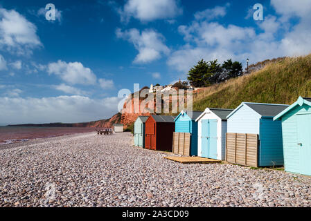 Holzhütten am Budleigh Salterton. Im Spätherbst, wenn die Besucher nach Hause gegangen sind. Stockfoto