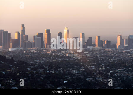 Downtown Los Angeles Gebäude reflektieren das Sonnenlicht am frühen Morgen durch den Dunst. Stockfoto