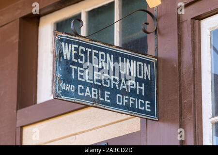 Simi Valley, Kalifornien, USA - Oktober 3, 2019: Vintage Western Union Telegraph Zeichen hängen an dem historischen Santa Susana Bahnhof und Depot. Stockfoto