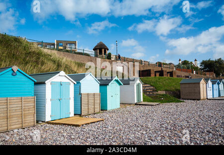 Holzhütten am Budleigh Salterton. Im Spätherbst, wenn die Besucher nach Hause gegangen sind. Stockfoto