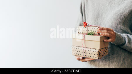 Closeup Geschenke in der Hand der Frau Stockfoto