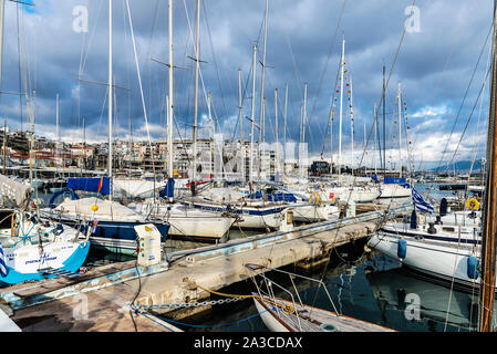 Athen, Griechenland - Januar 1, 2019: Yachten und Segelboote im Hafen von Athen, Griechenland günstig Stockfoto