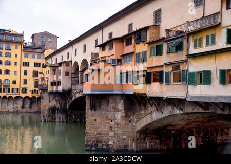 Die Steinbogenbrücke und Geschäfte der Ponte Vecchio in Florenz, Italien. Stockfoto