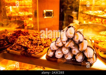 Cannoli oder Cannoli siciliani, eine italienische gebratene Teigschale mit süßem Ricotta-Käse, ursprünglich aus Sizilien in Florenz, Italien. Stockfoto