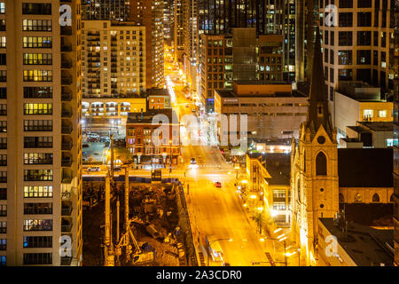 Chicago, Illinois, USA, 9. Mai 2019. Oben Blick auf die Wolkenkratzer in Chicago. Glas Gebäude die Lichter der Straßen bei Nacht widerspiegelt. Stockfoto