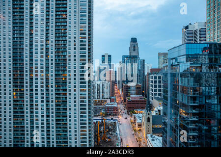 Chicago, Illinois, USA, 9. Mai 2019. Oben Blick auf die Wolkenkratzer in Chicago. Glas Gebäude reflektiert die Lichter von der Autobahn in den Abend. Stockfoto