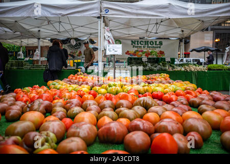 Chicago, Illinois, USA, 9. Mai 2019. Die Landwirte Marktstände mit frischem Gemüse, die für Ernährung, vegan, Vegetarisch. Zelt bedeckt und schützt Verbraucher Stockfoto